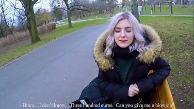 Gitulon ang init nga cum sa usa ka estranghero alang sa kuwarta - blowjob sa parke ni Eva Elfie